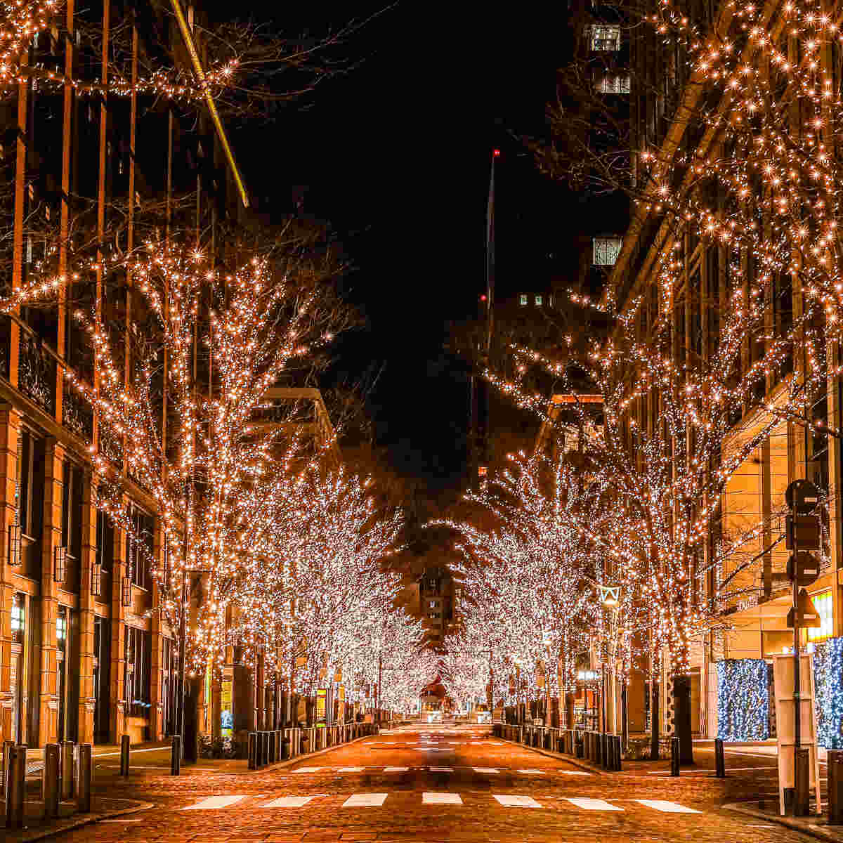 クリスマスのロマンチックな夜を演出する、美しいカップルと贈り物の瞬間のアートポスター 写真・グラフィック prese Xmas 通販16731747Creema クリーマ