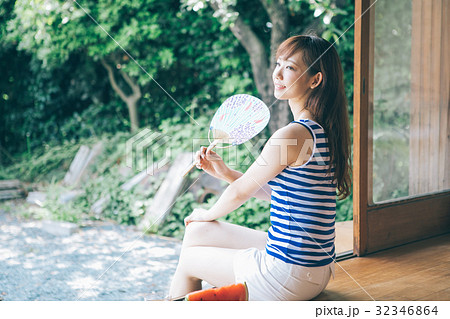 画像の扇持ちの持っているような、王様等をあおぐ扇が欲しいのですが、どこで売って- Yahoo!知恵袋