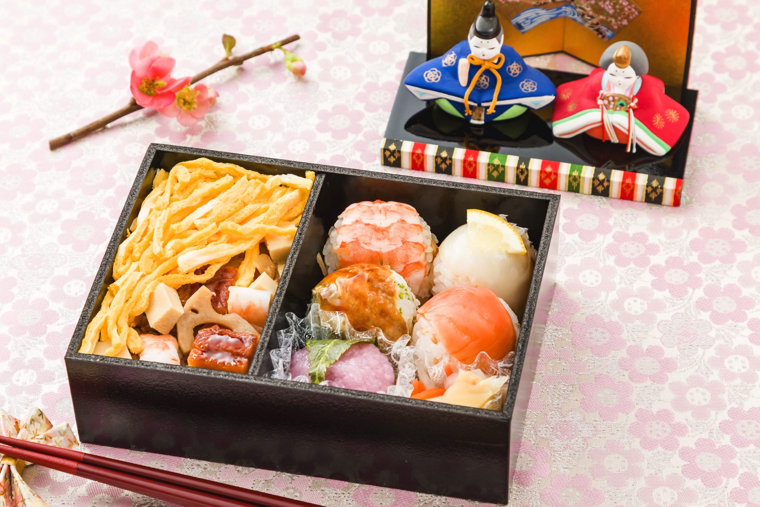 ひと足早いひな祭り🌸 今年は手まり寿司を作りました。 モザイク寿司よりも手まりの方が自由度が高くて 作るのが楽しかった！ . 息子用は 手まり寿司に倣ったまんまるオムライスと 鶏そぼろの巻き寿司。 来年には同じお寿司が食べられるかな。 2段作るとなると大変だ