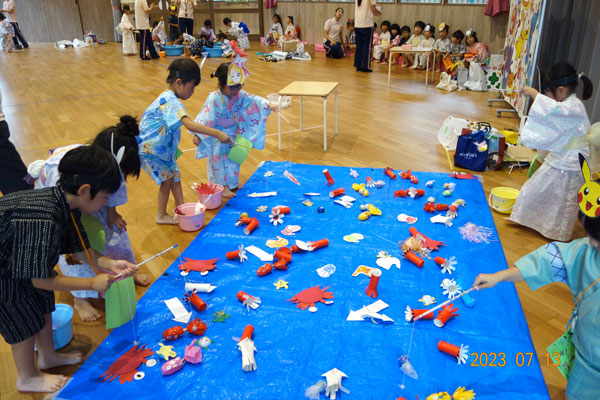 🍉🌻🏮 ７月１１日に夏祭りがありました🎐 廊下には子どもたち手作りの提灯が🏮✨ 先生たち手作りのゲームやお神輿に太鼓！お祭りの雰囲気を存分に楽しみましたよ😊🧡西綾瀬りりおっこ保育園西綾瀬 足立区 葛飾区 保育園保育士保育士募集園児募集夏まつり