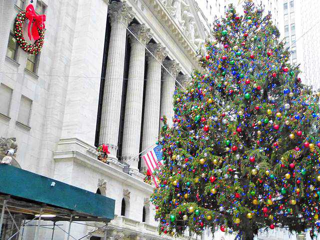 ニューヨークで巨大クリスマスツリー点灯 マンハッタン中心部 - 日本経済新聞