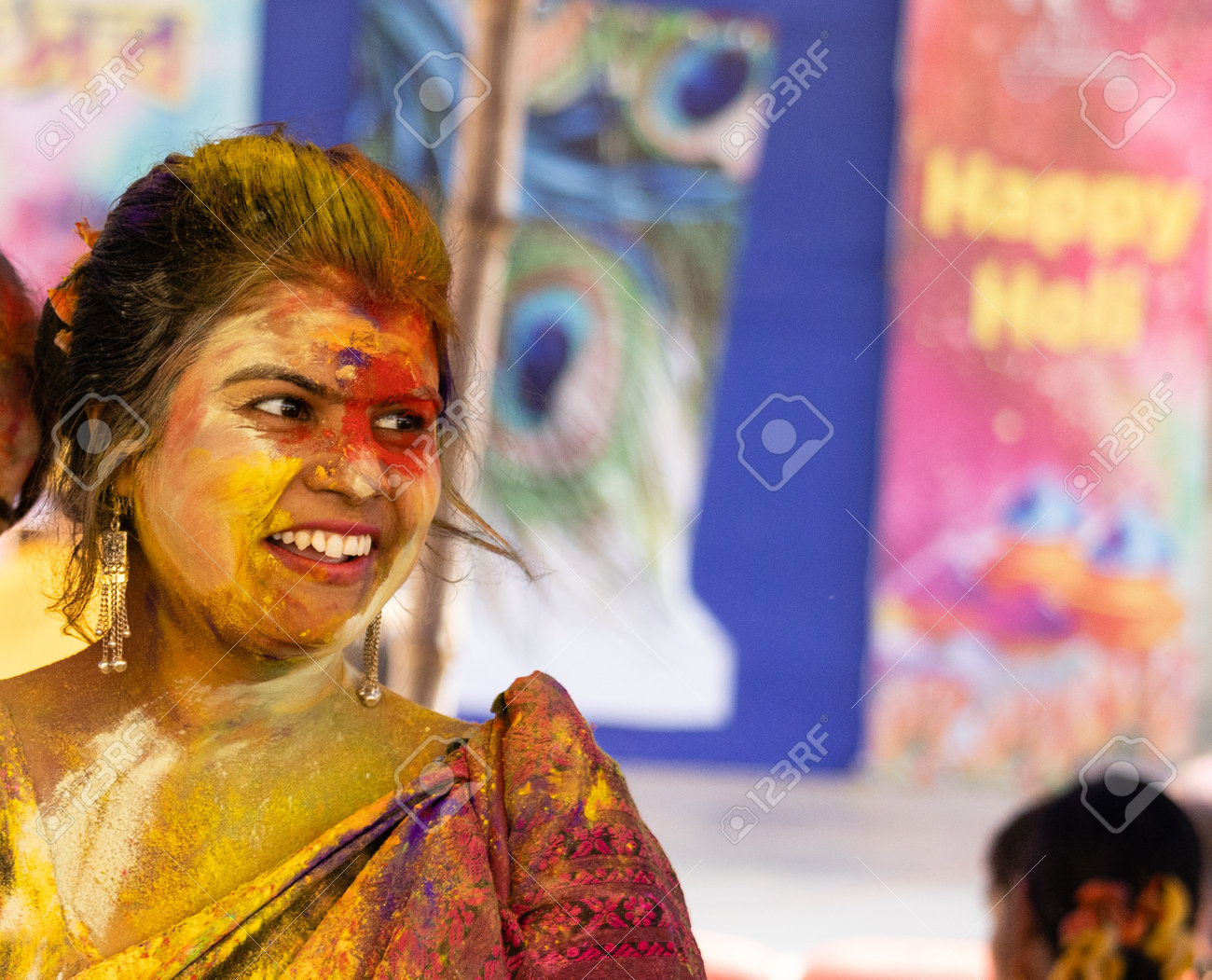 インドのホーリー祭の間にホーリーの色でシャワーを浴びている女性の写真素材・画像素材 Image 118818356