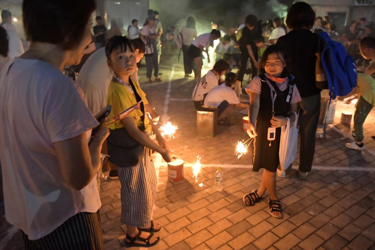 夏の風物詩「花火」はお盆が由来？家族一緒に手持ち花火で先祖を偲ぼう株式会社オマツリジャパン