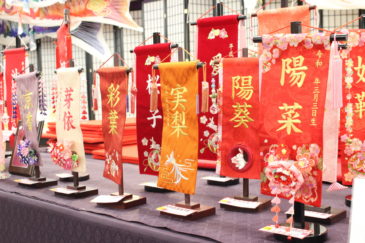 名前旗 端午の節句 黒ジャガード刺しゅう中鯉のぼりつるし 台付き こどもの日 節句 命名旗 座敷旗 男の子 名前旗TPMH-1521-4303 送料無料人形の丸富