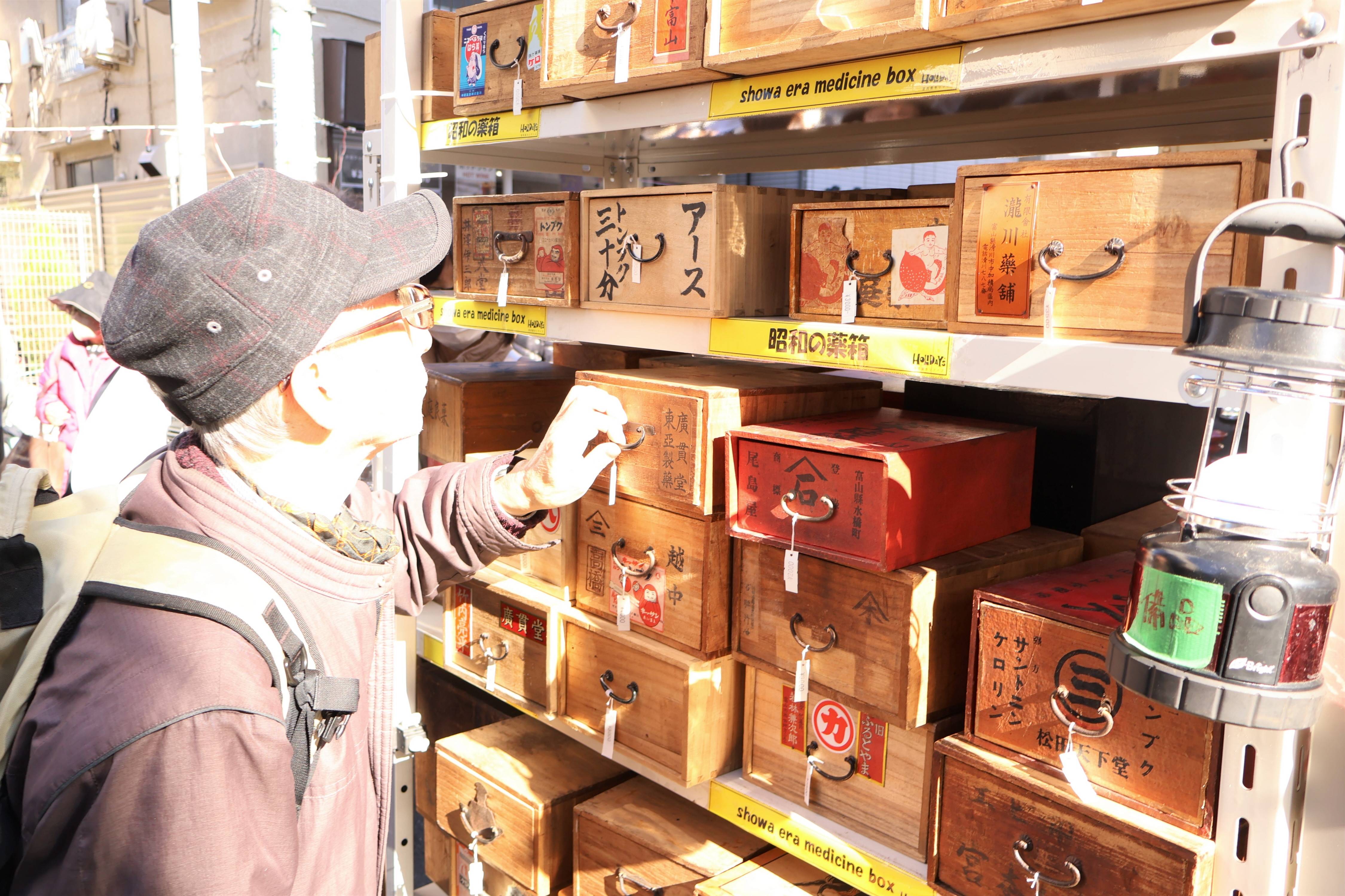 長蛇の列の先には 438年の歴史「世田谷ボロ市」