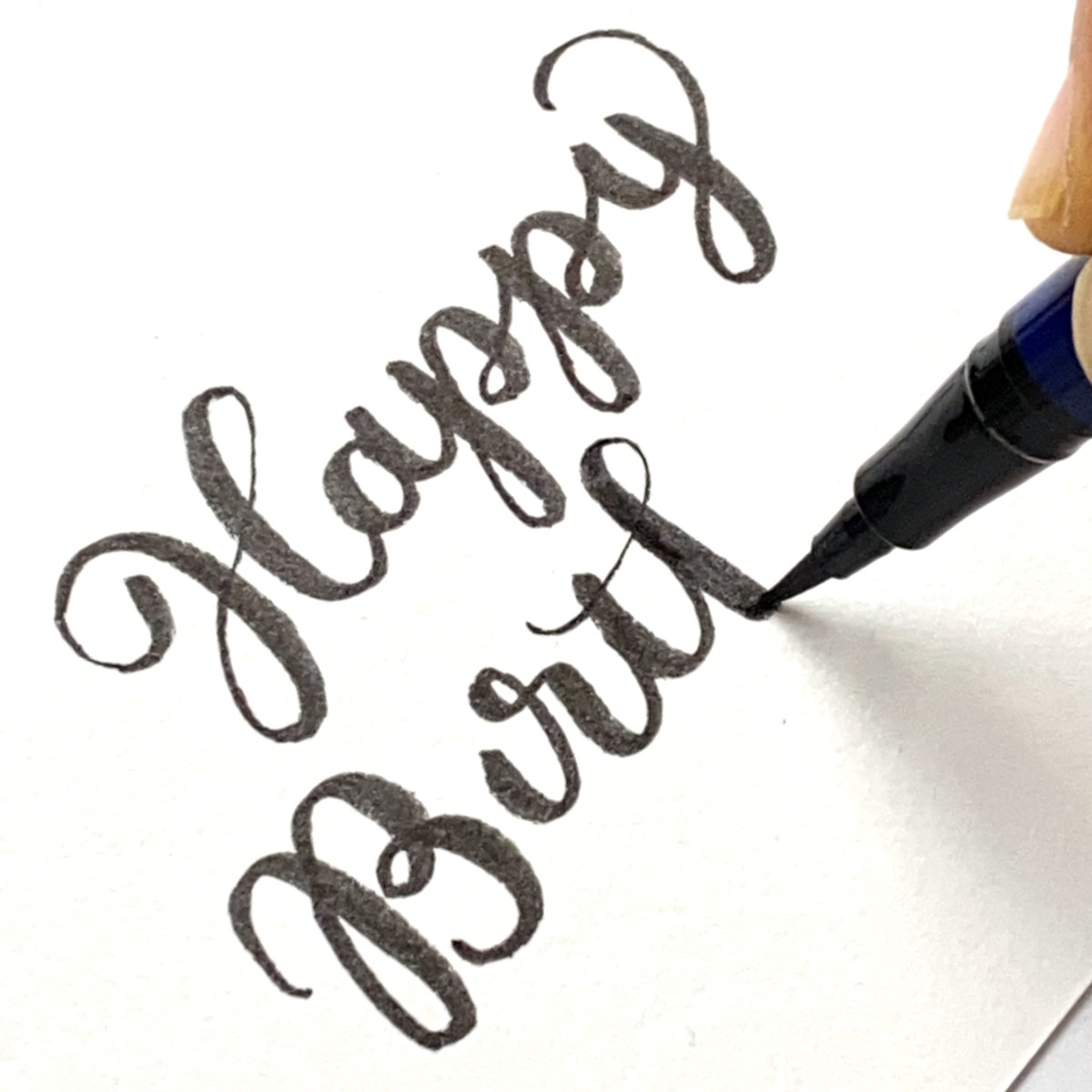 小文字のhappy birthdayの書き方動画です。 日々の仕事の中で書くことが一番多いHappy Birthday。たまには違う雰囲気にしたいなと思ったら、すべて小文字にしてみると雰囲気が変わります。いつもは上下のラインをそろえていますが、今回は下のラインをバウンシングして