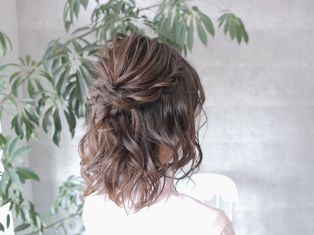 結婚式ハーフアップ 長さ・年代別おすすめヘア＆セルフアレンジのコツをご紹介結婚式・二次会のゲスト向け！お呼ばれ情報サイト