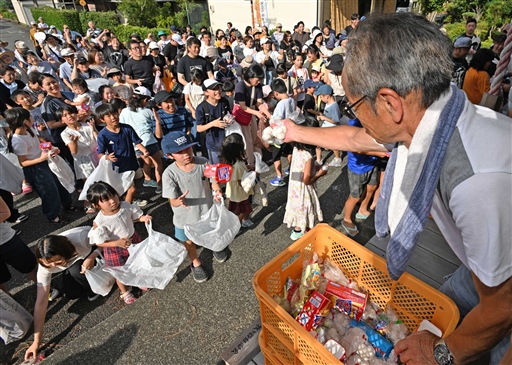 雲林寺 -7 21「ねんねん猫供養祭」広島県にお住まいの方から「ねんねん猫供養祭」のお供え物が届きました。毎年、ありがとうございます。当日、お供えさせて頂きます。使用済み切手もお送りいただき、ありがとうございました。うちで集めているものに加えて、一緒に