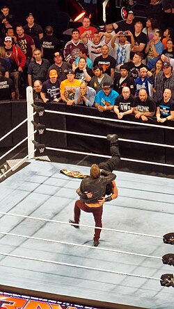 レッド・レイン」のビンとホンが予期せず再会し、新郎新婦となって騒動を巻き起こす