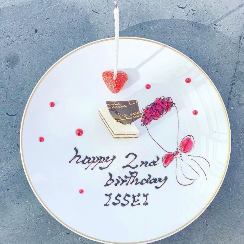 🍽️名前入りプレート 推し活にオススメ！ あなた好みのメッセージを書ける、名前入りプレート🥰 バースデーのメッセージ はもちろん、推しの名言など、様々なメッセージが添えられる✨ 大好きな推しのグッズと一緒に、メッセージ入りのプレートを撮ったら可愛いこと間違い