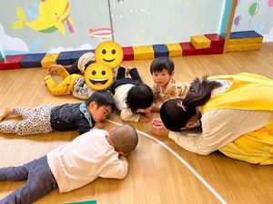 カラフルセロファンで作るキラキラ花火- もっさんみいこのキッズアートとえほんの図鑑