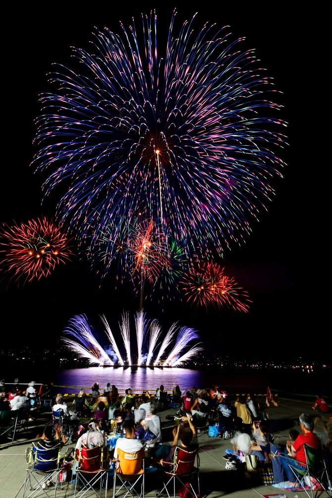 先日藤原湖畔公園にて、藤原マラソンの前夜祭が行われました🎆, 今年も打ち上げ花火が上がりました！, その様子をゼヒ ！,皆さんの楽しそうな歓声が入ってますね *^^* ,花火大会花火hotelsunbirdhotelsunbirdminakamiサンバードみなかみみなかみ町みなかみ町藤原