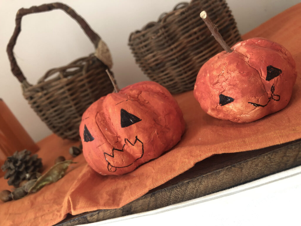 ハロウィンのディスプレイにおすすめ。紙粘土で作るジャックオーランタン