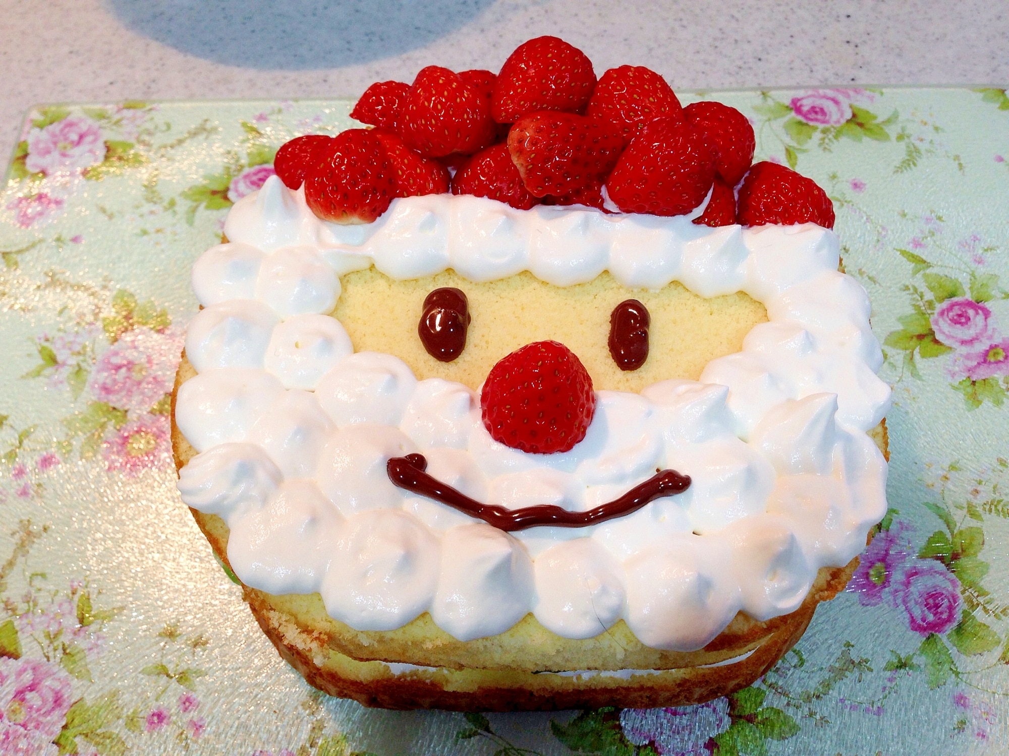 クリスマスケーキのサンタさん サンタの街のいちごのおうちケーキ