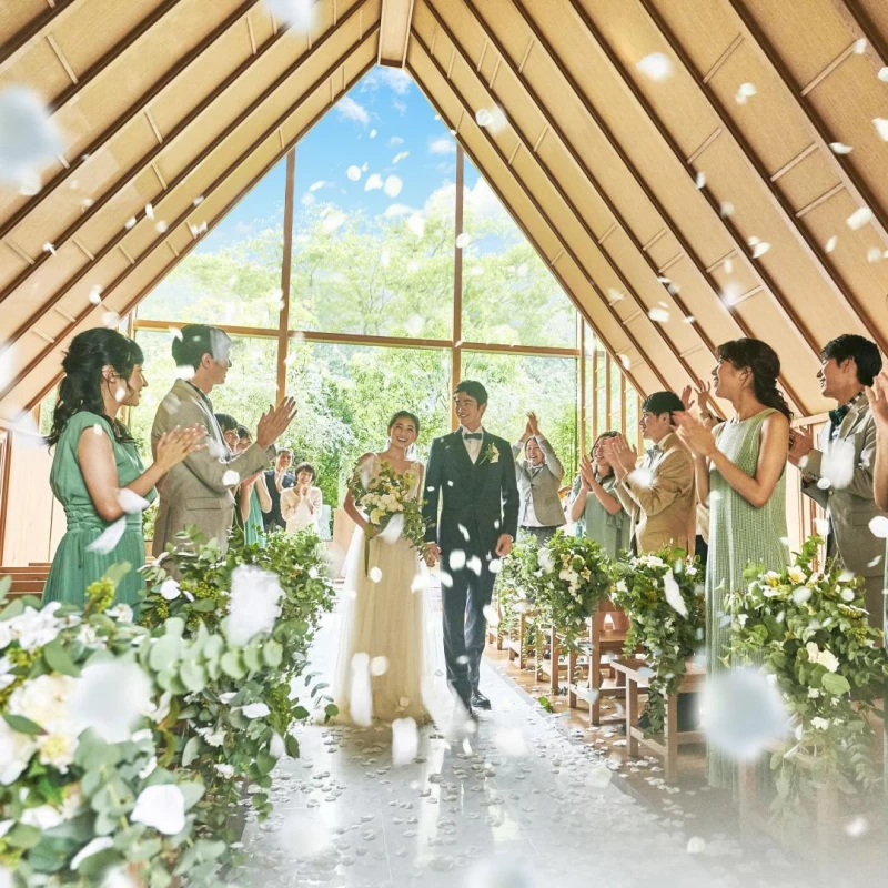 恥ずかしながら、馬車に乗りました🙈💓 ウェスティンも馬車も ロイヤルウェディング のイメージにぴったり✨そのイメージに合わせて、旦那さんにも ネイビー のタキシードを着ていただきました💓プレ花嫁結婚式2016秋婚卒花嫁 卒花嫁さんとも繋がりたい日本中