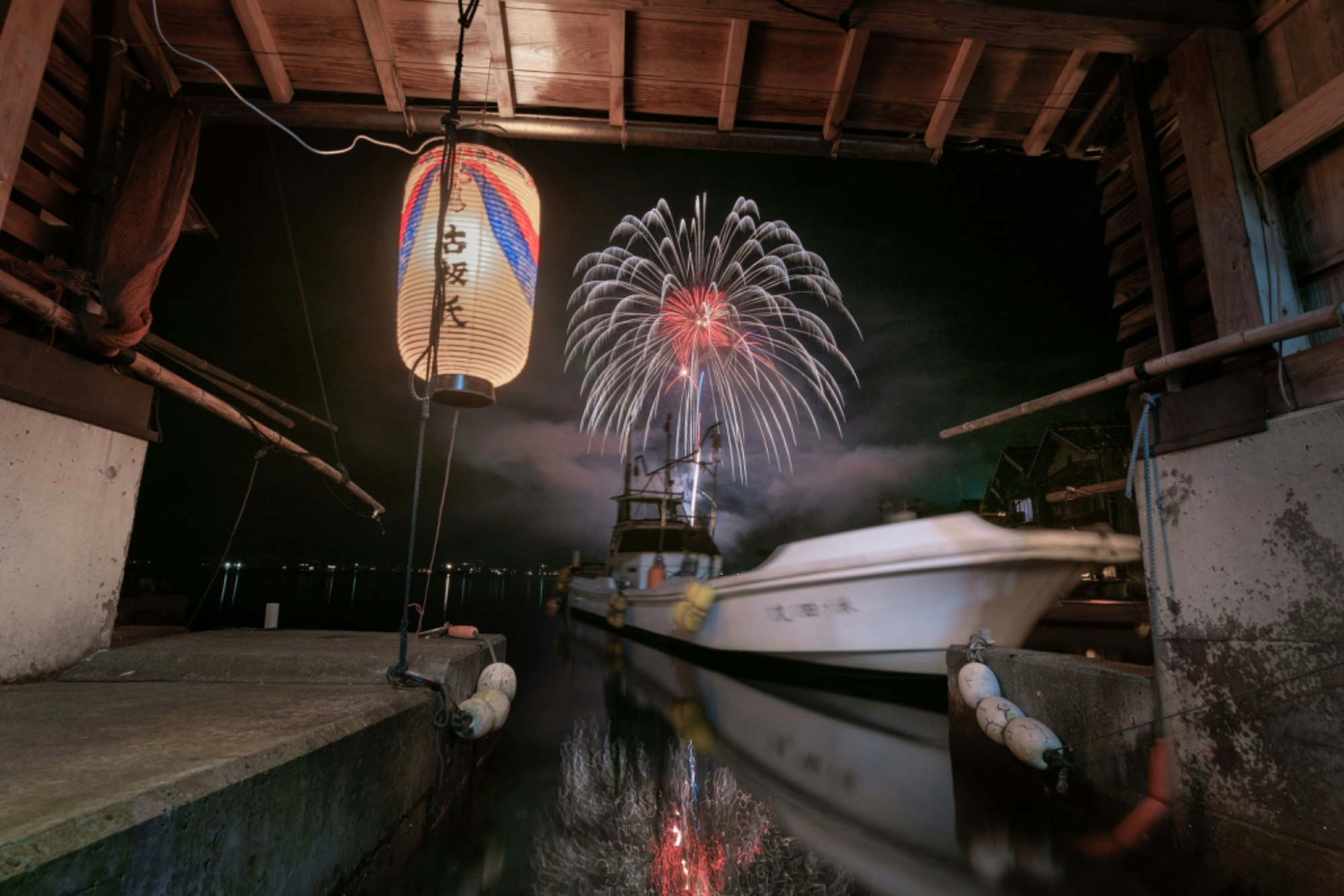 伊根の舟屋に上がる花火が幻想的だった 伊根花火2025