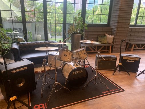 結婚報告パーティなら披露宴よりもカジュアルで費用も抑えられる