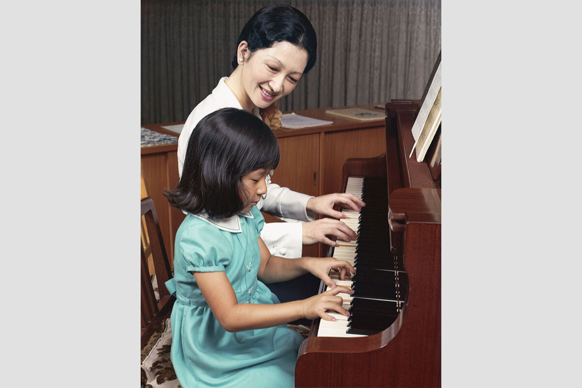 花束を渡すイラストが描かれた母の日のグリーティングカードの無料メッセージカードテンプレート 12239 - デザインAC