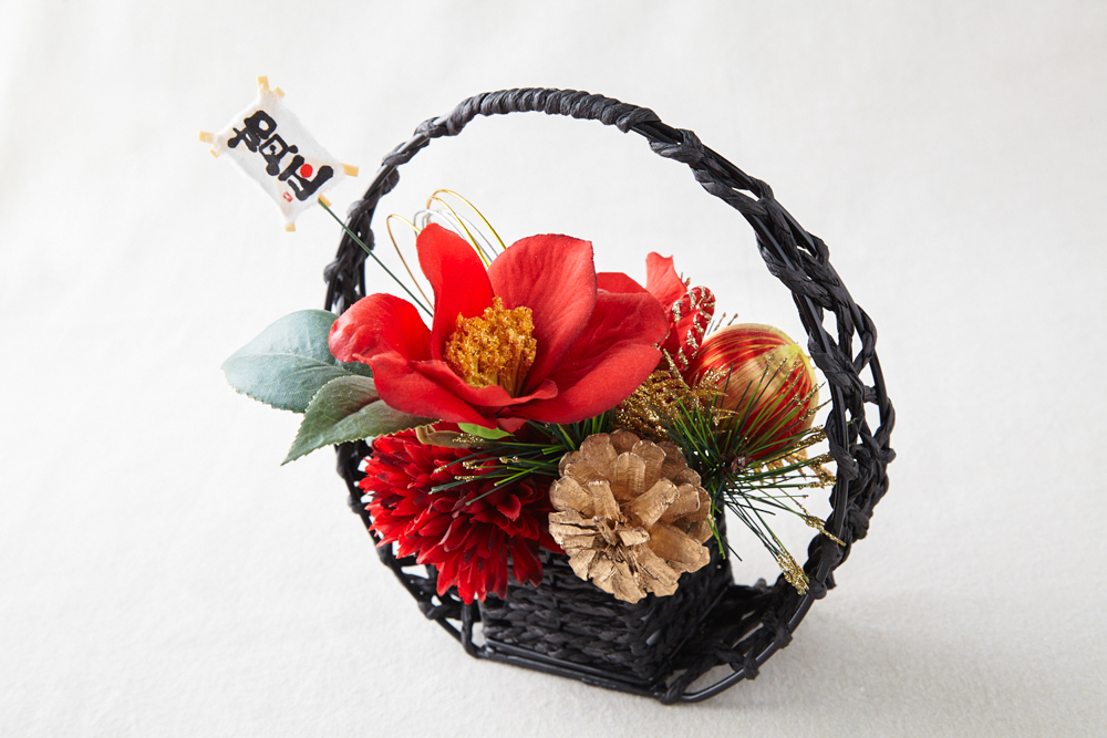 松ぼっくりを和風にアレンジして正月飾りにの写真・画像素材-Snapmart スナップマート