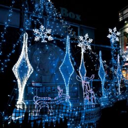 ハローキティとディアダニエルのツリーやアーチ！クイーンズスクエア横浜「Hello Kitty ハッピークリスマス」