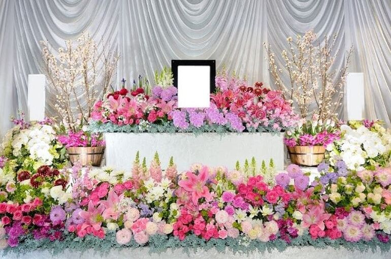 故人様の個性を大切にお見送りする「花祭壇」とはさいたま市の葬儀・家族葬花セレモニ