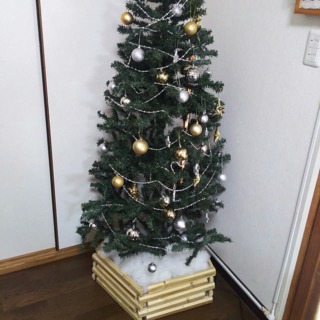 3Dイラスト。雪のクリスマスツリーの下に冬の贈り物。新年とクリスマス。贈り物と背景、雪。3Dレンダリング。」のイラスト素材 2213559079Shutterstock