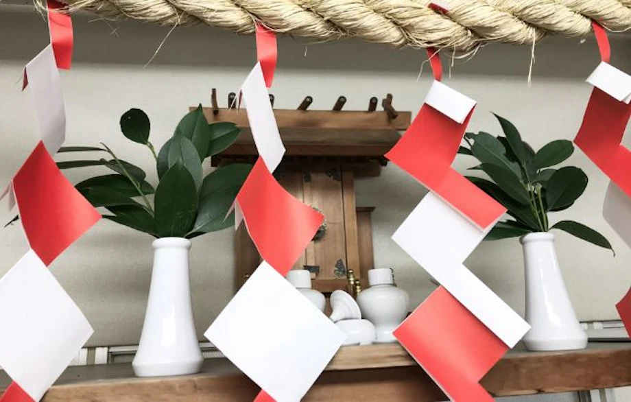 神棚にしめ縄は必要？取り付け方・向きを分かりやすく解説