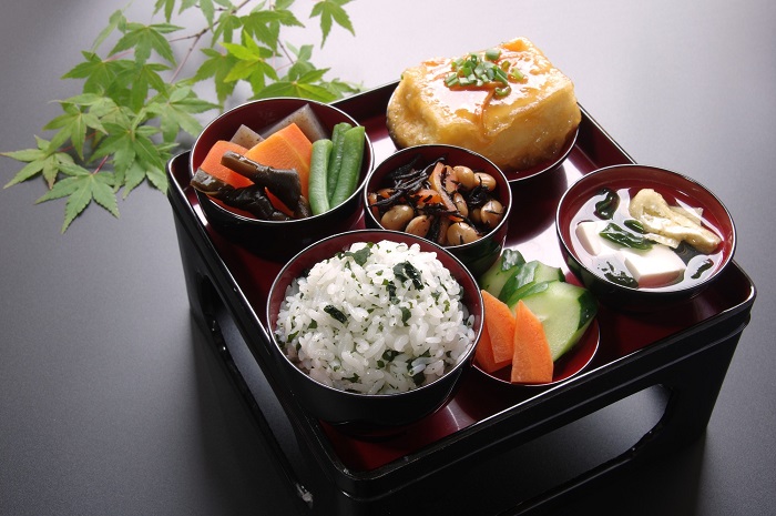お盆のお膳の中身はどうする？お膳の並べ方やお供えする期間も紹介 みんなが選んだ終活