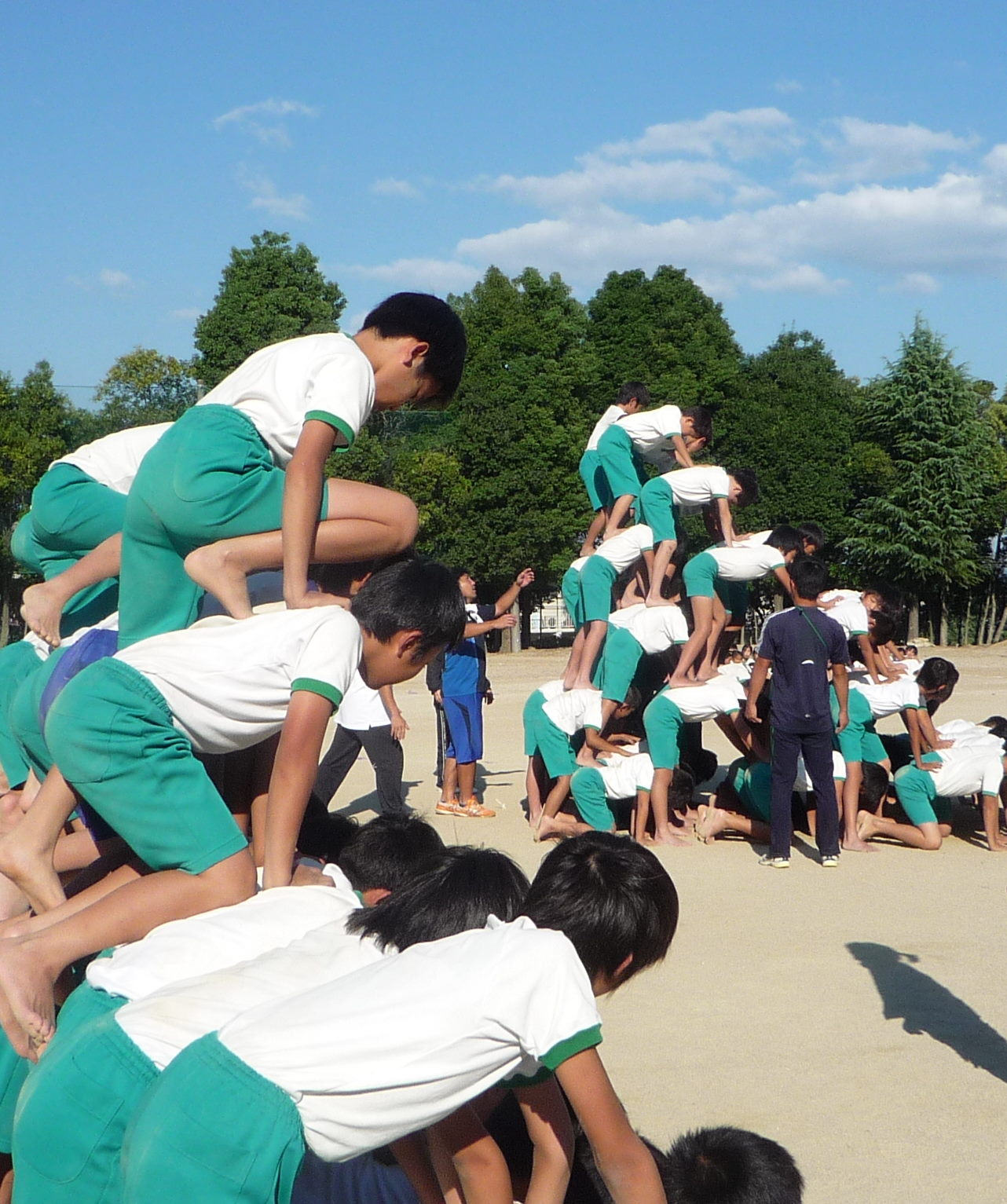５年・６年組み体操 ピラミッド組立て - 吹田市立山田第五小学校