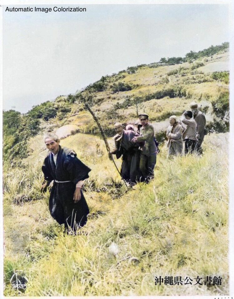 カラーでよみがえる80年前の沖縄 米軍の捕虜となった住民 自ら切った首を治療する女性写真に色が付くことで「本当に生きてるんじゃないか」FNNプライムオンライン