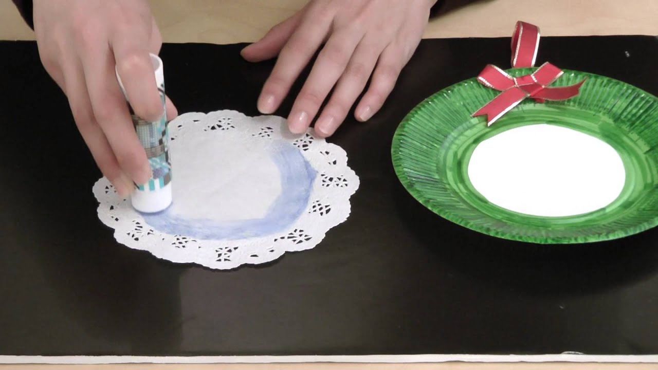 choooboo ☜他の製作はこちらから クリスマスリース🎄 紙皿とスズランテープで作りました！クリスマス製作12月製作 製作遊び保育園製作 保育製作 クリスマスリース 紙皿工作紙皿製作 スズランテープ シール貼り 製作アイデア