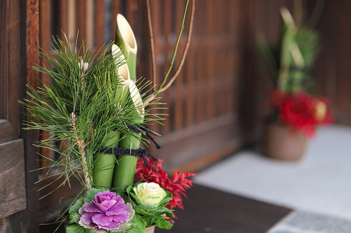 玄関に飾るお正月飾りはいつからいつまで？正しいルールを解説 – 土と風の植物園