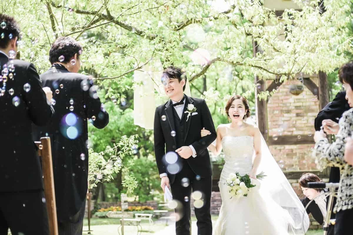 約6割が実施してる 結婚式フラワーシャワー 曲や花はどうする？代わりになる演出14選もみんなのウェディングニュース