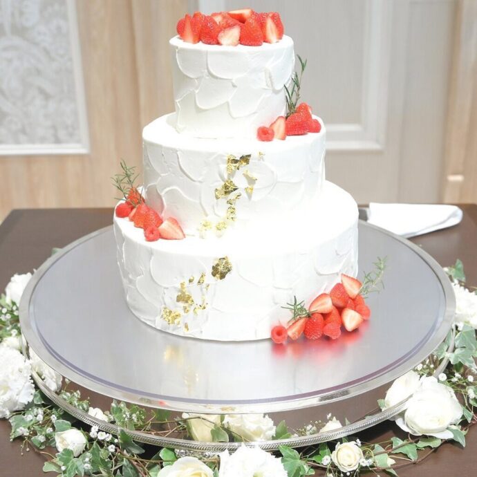 ウェディングケーキの写真です。 ３段、金箔、流れフルーツと華やかなケーキです。福島岳温泉二本松福島スイーツスクエアシュー二本松スイーツ二本松市ケーキ屋二本松ケーキ福島ケーキ二本松お土産岳温泉スイーツ岳温泉ケーキ屋二本松市