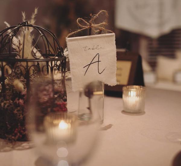 披露宴には欠かせないテーブルナンバーって アルファベットや数字“だけじゃない”って知ってましたか 🫧？ ふたりの結婚式だからこそふたりらしさを大切にしたい🩰そんな先輩カップルの参考したいいろんなテーブルナンバーを集めました◎ ⁡📸Special Thanks