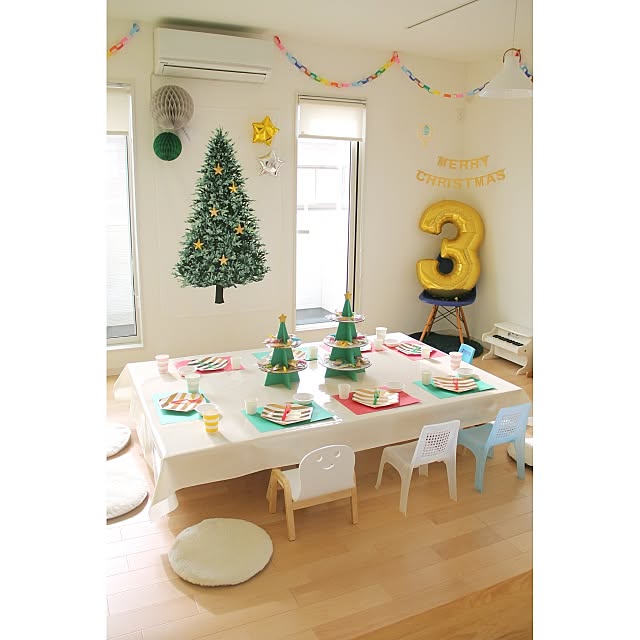 オーナメントを壁に飾り付けクリスマスウォールツリーの作り方ARCH DAYS