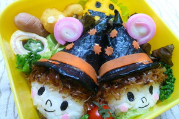 ハロウィン弁当ー！第3弾！ ついに今日から10月🎃 かルディののりあーとで簡単ハロウィン弁当にしたよ🎵 のりあーとおにぎり アスパラベーコンミニトマト 大学芋 玉子焼きクモの巣のせ ミートボール 作り方動画は19時にYouTube みさべんChannel で公開予定🌼 覗きに来