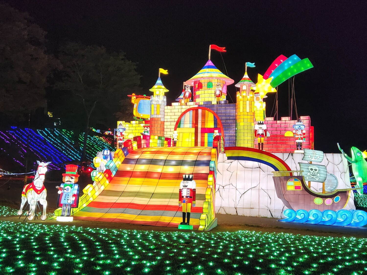 2025年 東京のイルミネーション14選！子どもと一緒に楽しめる遊園地、無料で入れる公園などるるぶKids