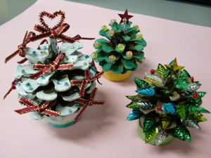 松ぼっくりのクリスマスツリーターントクルこども館 焼津おもちゃ美術館・やいづ えほんと