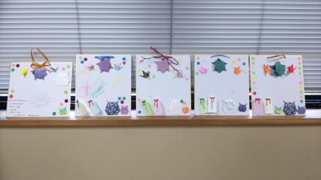 グループホームゆらりです🌱 敬老会を行いました🎊今年はお二人の方が「米寿」のお祝いでした🎉職員手作りのくす玉を割って頂き、お祝いしました😊色紙もプレゼントしました🎁 湖山医療福祉グループ医療法人社団緑愛会グループホーム 敬老会 米寿のお祝い くす玉 色紙