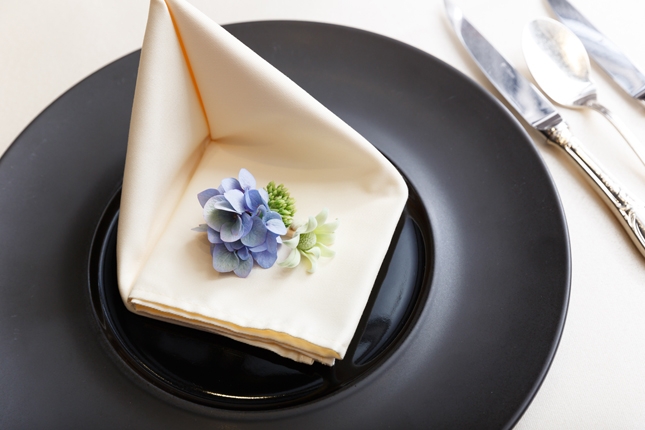 岩手で結婚式を挙げるお二人へ！テーブルコーデをより華やかに♡真似したい結婚式のナプキンの折り方１５選TSUDOI-WEDDING
