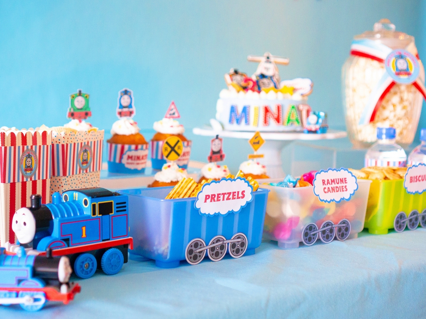 誕生日 飾り付け トーマス 男の子 キャラクター パーティー バルーン 機関車トーマス 機関車 汽車 蒸気機関車 バースデー セット デコレーション乗り物 これだけ 1歳 2歳 3歳 4歳 5歳 6歳 大きい ナンバー 風船 ボリューム 人気 送料無料 fta441幸せを運ぶ風船Shop