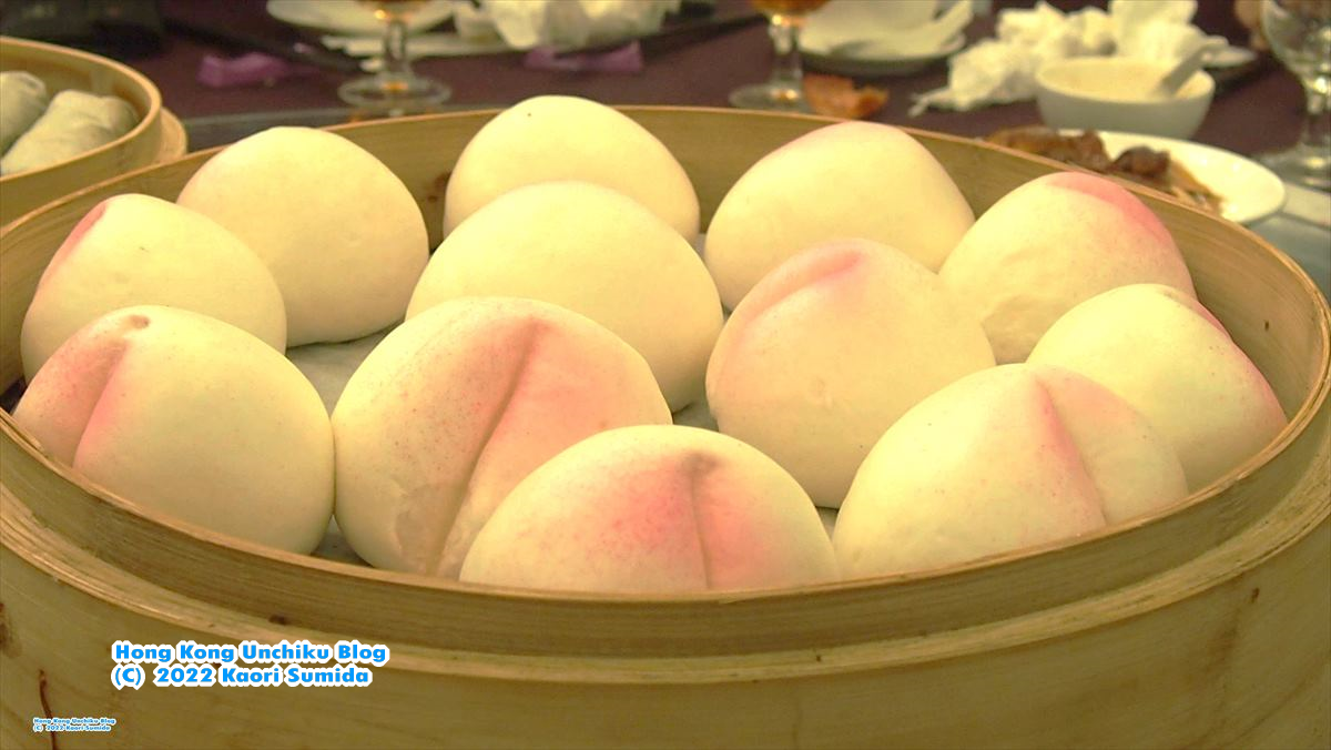 桃饅頭。中国では桃は縁起が良いとされていて、お祝いの時に食べるそう。「寿包」とか「寿桃」と言われている。形も色も可愛いのでちょっとハッピーな気分になりますね。味の手帖 味の手帖1月号 1月号 新年号 年明け 連載中 寄稿中 桃饅頭 寿桃 寿包 桃色 ミロコマチコ