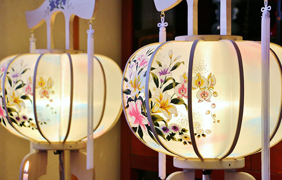 Q 盆提灯はいつから飾れば良いのでしょうか。また、いつ片付けますか？ 人形の松屋正月飾り、雛人形、鯉のぼり、五月人形、節句人形、盆提灯、七五三