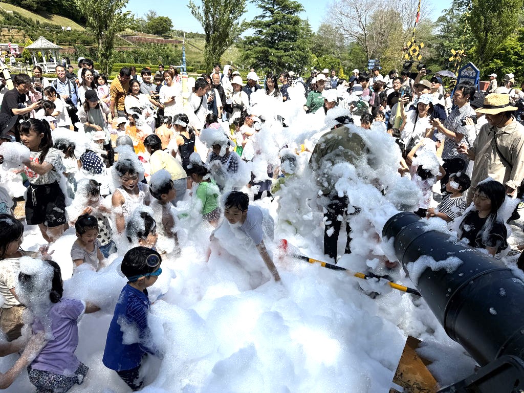 西浜で泡まみれ 日本で初イベント藤沢タウンニュース