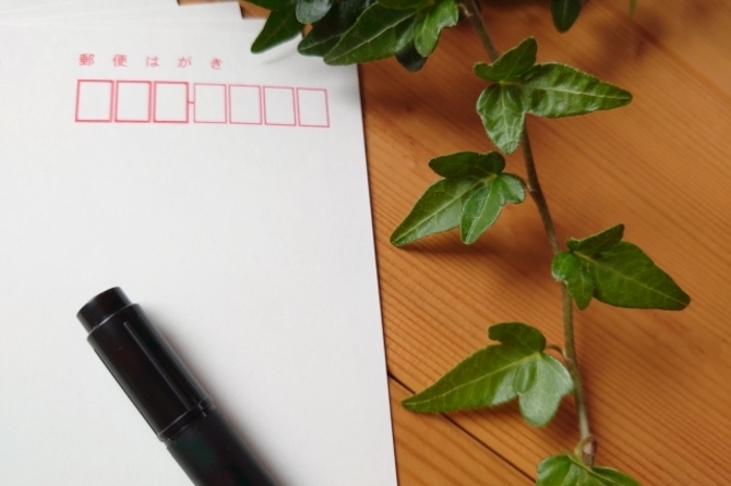 横書き 鮮やかな色の蛇と賀正の文字の２０２５年 令和７年 の年賀状デザインbizocean ビズオーシャン