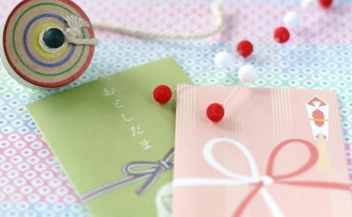 『いざというときに助かるお札のテク』, お年玉袋に新札を入れよう！ってタイミングで、間違えて変な折り目つけちゃった ,地味に焦るこんなとき、”霧吹き”と”ヘアアイロン”で解決できるって知ってた？,霧吹きでお札の直したいシワや折り目を軽く濡らして、100°のヘアアイロンで伸ばすだけ。,コピー用紙とかに挟むと、ヘアアイロンを直接お札に当てずに済みます◎ ,