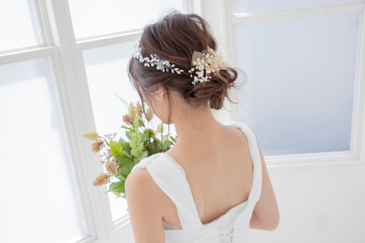 お花やリボンなどのアクセサリーもおすすめ！花嫁ハーフアップヘア10選 今週のスタスナ omotte magazine fromANNIVERSAIRE記念日にまつわるマガジン