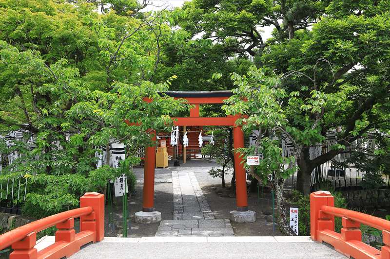 鶴岡八幡宮、旗上弁財天社・鳩落書きです