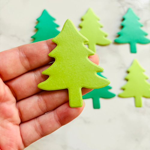クラフトパンチでポインセチアの壁飾りと今年のクリスマスツリーPaper Flowers by Kyoko Maeda 日本ペーパーアート協会